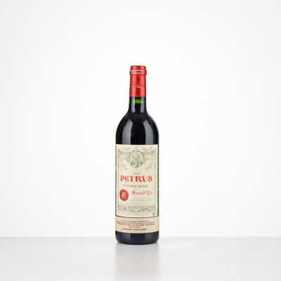 une bouteille de vin rouge posée sur une table