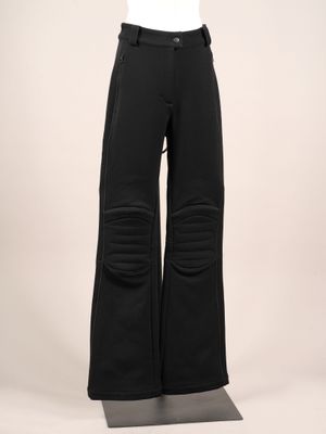 un pantalon noir pour femme avec des genouillères et un haut blanc