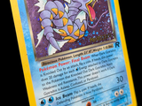 gros plan d'une carte pokemon sur fond noir
