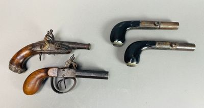 trois vieux revolvers sont posés les uns à côté des autres sur une table