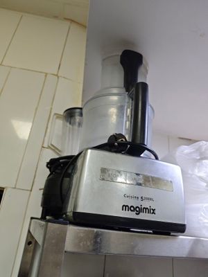 un mixeur posé sur un plan de travail dans une cuisine