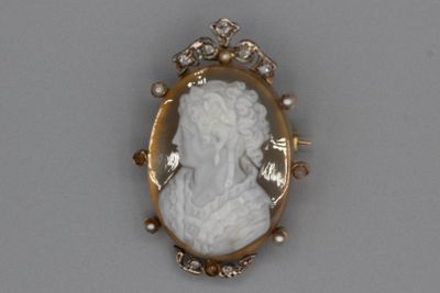 une image représentant le profil d'une femme sur une broche