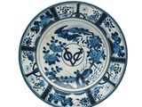 assiette bleue et blanche ornée d'un motif représentant des oiseaux et des fleurs