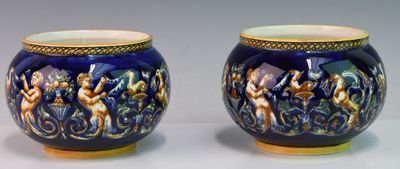 deux vases posés sur une table