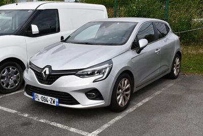 deux voitures garées l'une à côté de l'autre dans un parking