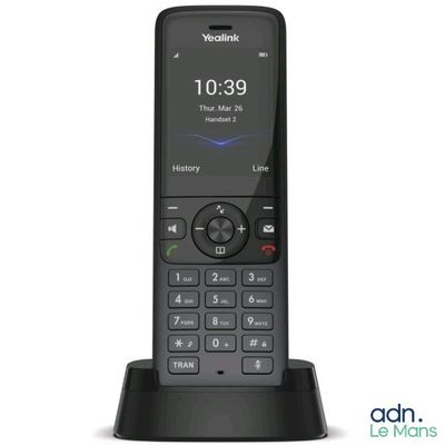 un gros plan d'un téléphone portable posé sur un support