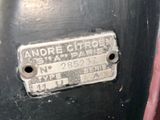 un gros plan d'une plaque métallique sur laquelle figure un nom