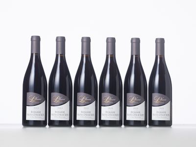 six bouteilles de vin alignées sur une table