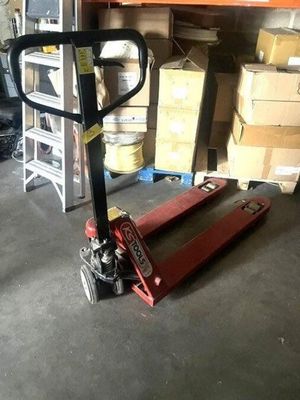 une photo d'un chariot élévateur dans un entrepôt
