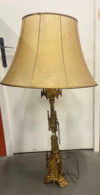 une lampe posée par terre près d'une porte