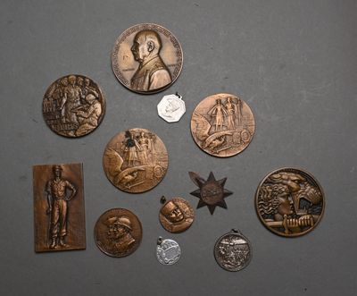 certaines médailles sont exposées sur la table