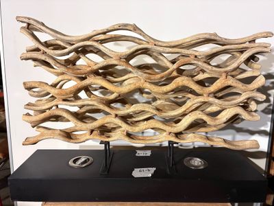 1 Beau luminaire d'ambiance sur socle noir, en bois bouclé (…