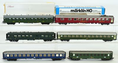 quatre wagons exposés dans une vitrine