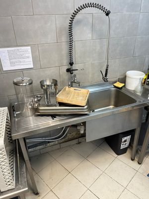 un évier de cuisine sur lequel sont posés beaucoup de plats