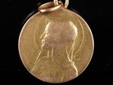 gros plan d'une pièce d'or portant un visage de femme