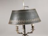 une paire de lampes de table plaquées argent, chacune munie d'un abat-jour