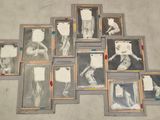 beaucoup de photos par terre dans une pièce