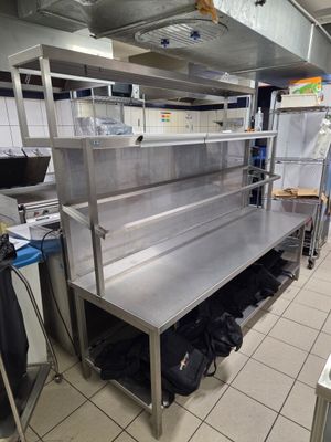 un comptoir en acier inoxydable dans une cuisine commerciale