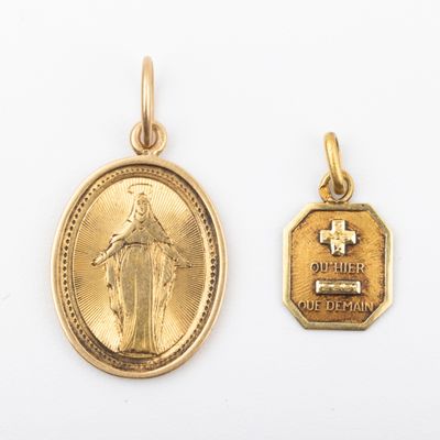 deux médailles d'or représentant une femme et une croix sur fond blanc