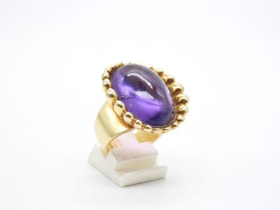 Gros plan sur une bague contenant une pierre violette