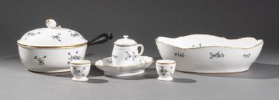 une photo d'une table dressée avec un bol, une tasse et une soucoupe