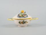 an image of a tureeny dish with a lid