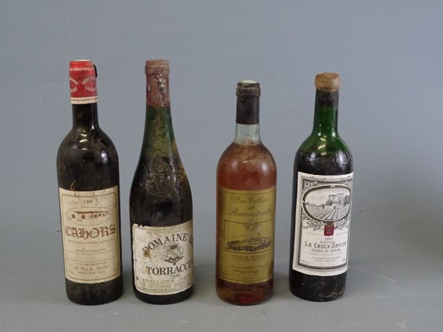 Lot de 4 bouteilles de vin comprenant : 1 bouteille de Côtes de P...