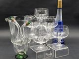 de nombreux types de verres à vin et une bouteille sur la table