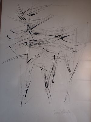 un dessin sur le mur d'une pièce où se trouve une lampe