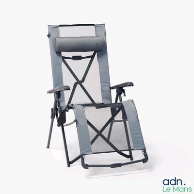 un fauteuil inclinable posé sur un fond blanc