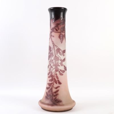 un vase en verre orné d'un motif rose et noir
