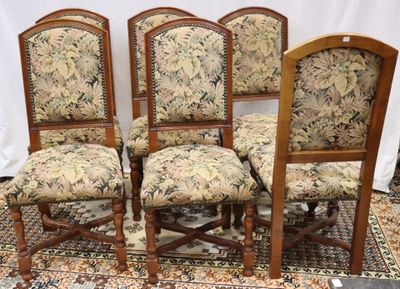 Six chaises en bois naturel mouluré à décor d'entretoise, ga…