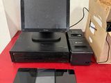 une table rouge sur laquelle se trouvent un ordinateur portable, un téléphone et d'autres appareils électroniques