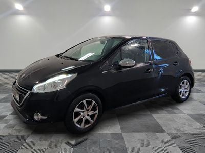 la petite voiture noire est garée sur un sol en damier