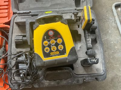 une boîte jaune et noire contenant un objet jaune et noir