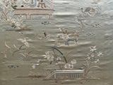 une photo d'une broderie accrochée au mur