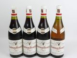 quatre bouteilles de vin posées les unes à côté des autres sur une table