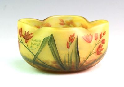 un bol jaune sur lequel sont peintes des fleurs rouges