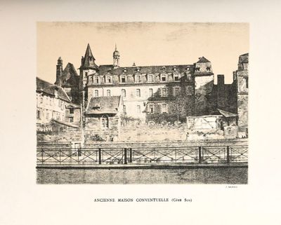 une photo en noir et blanc d'un château avec une tour horloge