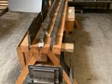 une photo d'un banc en bois dans un entrepôt