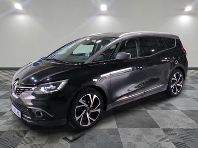 la voiture noire est garée dans une grande pièce au sol en damier