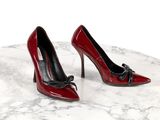 une paire de chaussures à talons hauts rouges posée sur une table en marbre, sur fond blanc