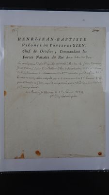 un gros plan d'un morceau de papier sur lequel on a écrit