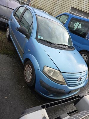 une petite voiture bleue garée dans un parking