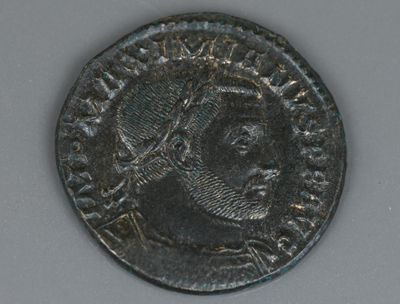 Gros plan sur une pièce de monnaie portant le visage d'un homme