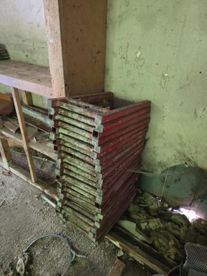 un tas de bois empilé sur une étagère dans une pièce