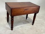 une petite table en bois surmontée d'un tiroir
