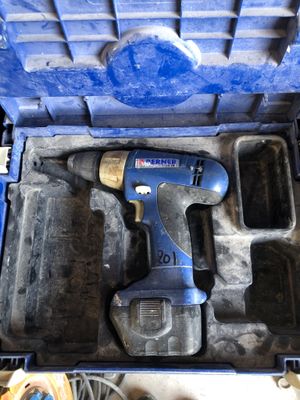 une perceuse dans un coffret contenant des outils