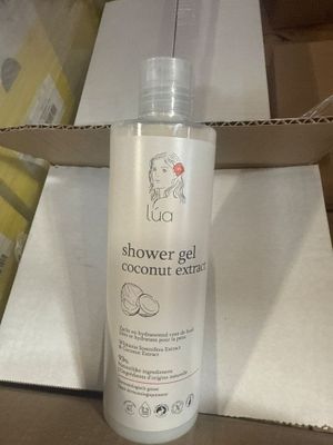 un flacon de gel douche posé sur une boîte en carton