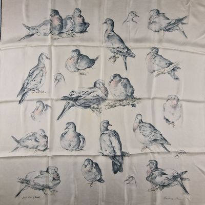de nombreux oiseaux posés sur une nappe